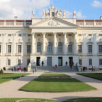 "Immagine della Reggia di Caserta, simbolo del potere delle regine nella storia europea."