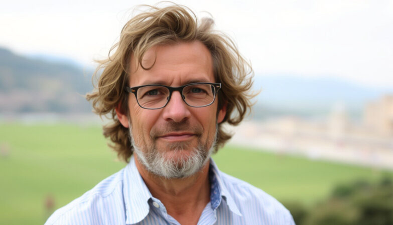 "Immagine di Edoardo Scotti, figlio di Gerry Scotti, che esprime la sua passione per la regia mentre vive una vita familiare serena."