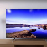 "Samsung OLED S95F: prestazioni luminose e riduzione riflessi in un video di approfondimento."