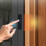 ALT: "EZVIZ HP7 Pro: serratura intelligente con scansione della mano per accesso sicuro e veloce."