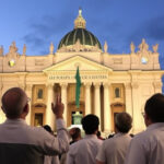 "Giubileo dei giovani in piazza San Pietro con 70mila partecipanti e il cardinale Zuppi per un momento di preghiera."