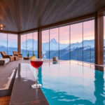 "Cocktail Enrosadira servito nella skypool panoramica del Dolomiti Wellness Hotel Fanes"