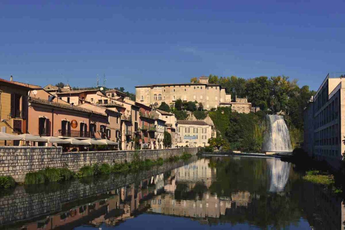 Dove il Medioevo incontra la natura, una cascata nel cuore della città ti aspetta: è una delle meraviglie d’Italia