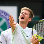 "Jannik Sinner vince il torneo di singolare maschile a Wimbledon, primo italiano nella storia."