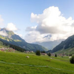 ALT: "Panorama estivo di Livigno, meta ideale per sport all'aperto e cultura in montagna."