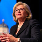 "Marina Berlusconi, presidente di Fininvest e Mondadori, ritratto durante un evento pubblico."
