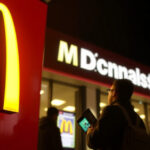 "Immagine che illustra il rischio di sicurezza dei profili McHire di McDonald's, con 64 milioni di dati esposti e password vulnerabili."