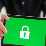 "Immagine che illustra il phishing aziendale con falsi avvisi HR che ingannano i dipendenti e minacciano la sicurezza delle aziende."