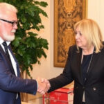 "Pier Silvio annuncia il futuro del Grande Fratello Vip, sfide per Signorini e interazioni con il pubblico."