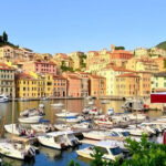 "Portofino, nuove regole: divieto di mangiare su panchine e marciapiedi con multe fino a 500 euro."
