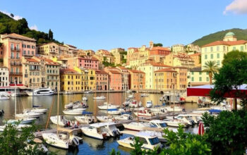 "Portofino, nuove regole: divieto di mangiare su panchine e marciapiedi con multe fino a 500 euro."