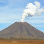 "Vulcano più piccolo del mondo scoperto in Perù, vicino a Cusco, alto 60 cm."