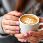 "Orario ideale per bere caffè e benefici per salute e longevità"