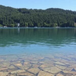 "Scopri i laghi e fiumi della Carinzia, Austria: relax e bellezze acquatiche nella natura."
