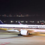 "Singapore Airlines registra un calo degli utili nel primo trimestre, nonostante un record di passeggeri e fatturato."