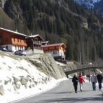"Turisti in coda alla funivia del Seceda in Alto Adige, evidenziando le sfide nella gestione del flusso turistico."