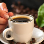 "Ricerca scientifica suggerisce che il consumo regolare di caffeina può contribuire a una vita più lunga."