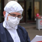 "Immagine informativa su West Nile in Italia: nove decessi e avvertimenti di Bassetti sui pronto soccorso e misure preventive."