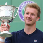 "Jannik Sinner trionfa a Wimbledon 2025 su Sky, stabilendo nuovi record di ascolti."