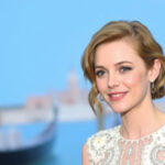 "Emma Stone parla della sua fede negli alieni al Festival di Venezia 2025."