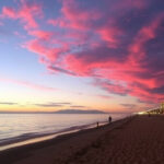 "Vista del lungomare di Rimini, un'oasi di relax gratuita lungo la costa adriatica."
