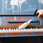 "Guida pratica per pulire il piano a induzione: trucchi per rimuovere aloni e graffi."