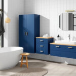 "Mobile blu IVÖSJÖN di IKEA per il bagno, design sostenibile in edizione limitata."