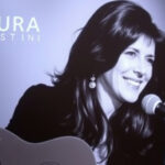 "Immagine del museo dedicato a Laura Pausini che apre il 7 settembre a Solarolo, un viaggio nella sua vita e carriera."