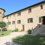 "Castello di Poggio Torriana in vendita, simbolo medievale con nuove opportunità dopo 60 anni."