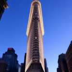 "Il Flatiron di New York si illumina dopo 123 anni, pronto per una nuova vita nel 2025."