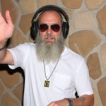 "DJ Godzi trovato morto a Ibiza, indagini della procura di Roma in corso."