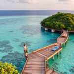 "Panorama delle Maldive che evidenzia l'ecosistema fragile e le pratiche di turismo sostenibile, con elementi della cultura locale."