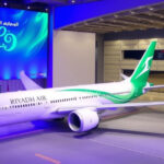 ALT: "Riyadh Air svela il primo Boeing 787-9 Dreamliner, in servizio entro la fine del 2025."