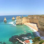 "Panorama della spiaggia di Rodas in Galizia, un paradiso naturale facilmente raggiungibile dall'Italia."