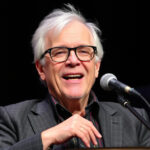 "Steve Martin festeggia 80 anni, dimostrando creatività e vitalità senza tempo."