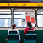 "Studenti con zaini, trolley e borse per il rientro a scuola 2025, confronto tra stili e funzionalità."