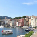 "Turismo estivo in Italia: aumento secondo il Viminale, calo segnalato da Federalberghi."