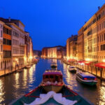 ALT: "Venezia migliora i servizi sul Canal Grande per ottimizzare il turismo e i traghetti low cost."