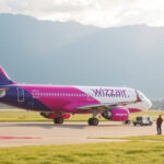 "Logo di Wizz Air e Travelfusion che simboleggiano la partnership per migliorare la visibilità delle tariffe aeree online."
