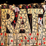 "Mostra a Prato su 15 anni di HIV-AIDS in Italia, con focus su arte e poesia."