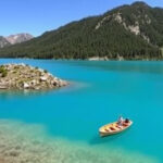 "Celebrità esplorano i laghi italiani in nuove opere letterarie nel 2025."