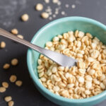 "Immagine di cereali per bambini con avviso sulla presenza di glifosato, evidenziando i rischi per la salute infantile."