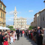 "Charles Leclerc a Lecce per il matrimonio del fratello Lorenzo, fan in festa e celebrazione."