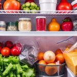 "Cinque errori comuni che accelerano la decomposizione degli alimenti in frigorifero"