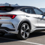 ALT: "Cupra Raval 2026: design della compatta elettrica sportiva presentata al Salone di Monaco."