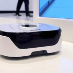 "Robot lavavetri Winbot W2S Omni di Ecovacs presentato all'IFA 2025, innovazioni per la pulizia automatica."