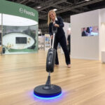 "FloorShine 880 di Eureka presentato all'IFA 2025: innovazione nella pulizia domestica."