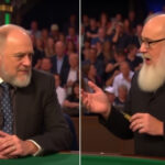 "Gerry Scotti lancia una frecciata a De Martino durante La Ruota della Fortuna."