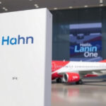 "Immagine di un aereo Hahn Air con il logo di Distriply One, che rappresenta il lancio del servizio di prenotazioni NDC in Italia senza accreditamento."
