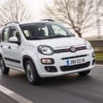 ALT: "FIAT Grande Panda elettrica supera il test dell'alce con successo, dimostrando stabilità e manovrabilità."